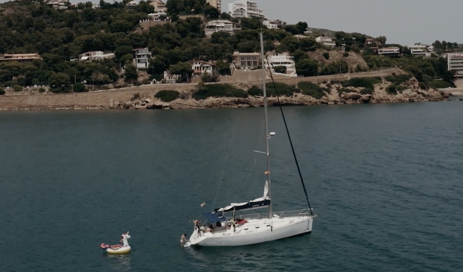 Velero de Natur Sailing navegando, grabado desde un dron