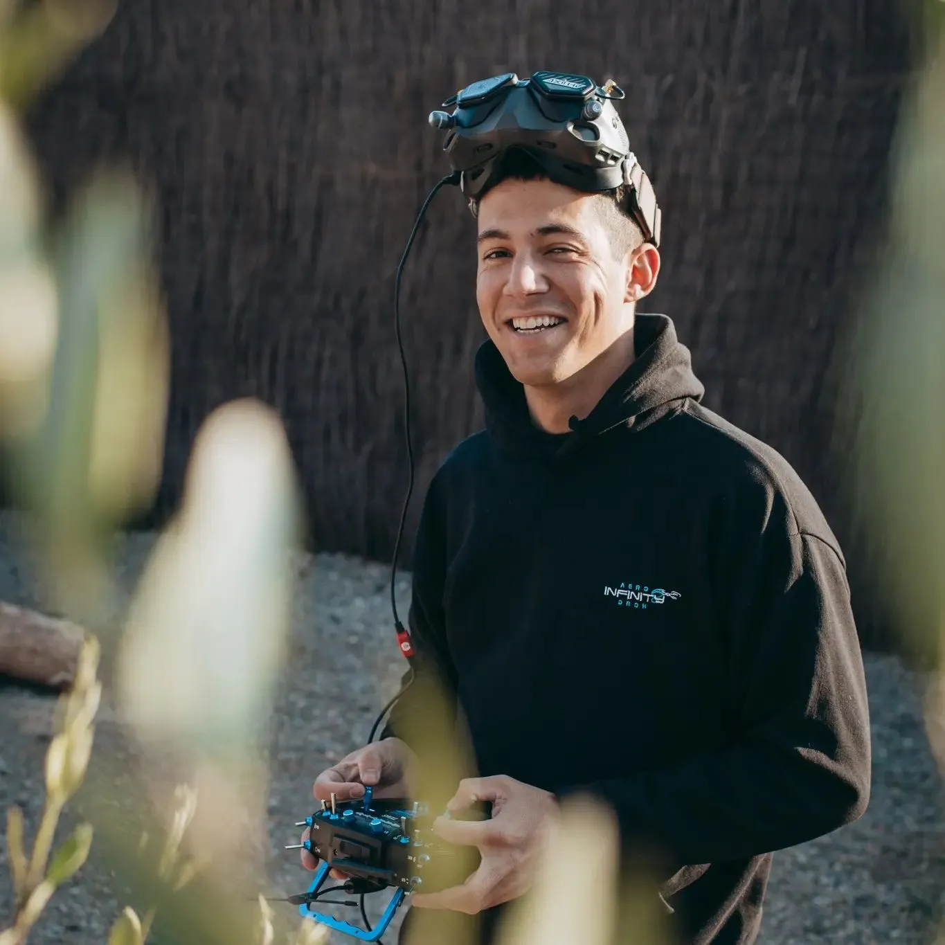 Eduardo Ramón, piloto profesional de drones, con las gafas FPV y la emisora preparado para volar