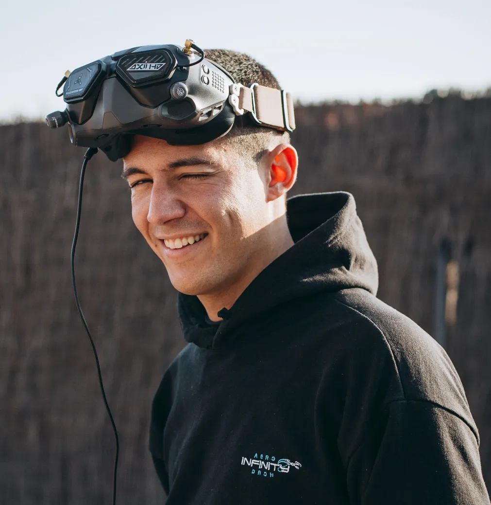 Eduardo Ramón, piloto de drones de Aero Infinity Dron, con las gafas FPV en la cabeza